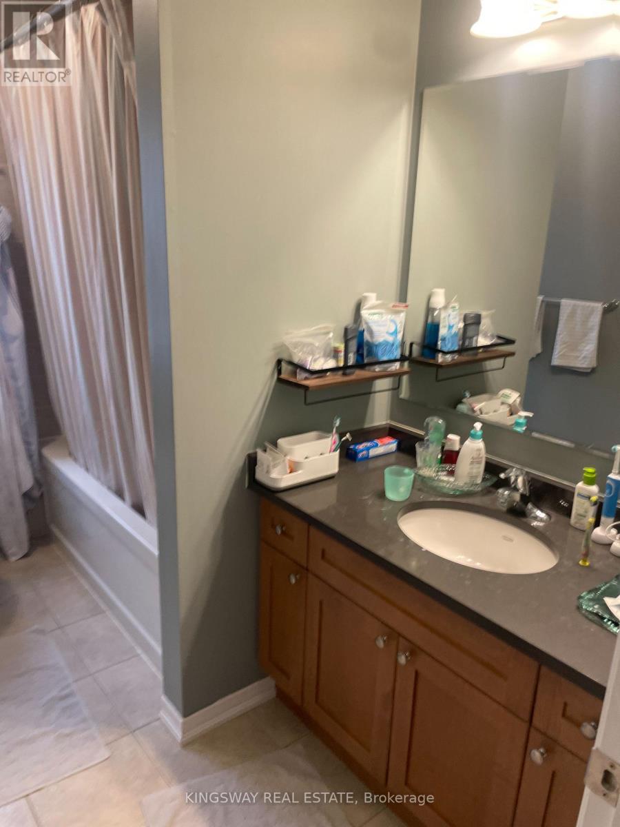 229 Pineglen Crescent, Kitchener, Ontario  N2R 0G2 - Photo 9 - X12733580