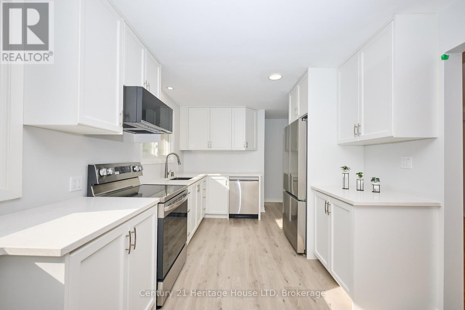 148 Champlain Drive, Fort Erie, Ontario  L2A 1Z8 - Photo 8 - X12513452