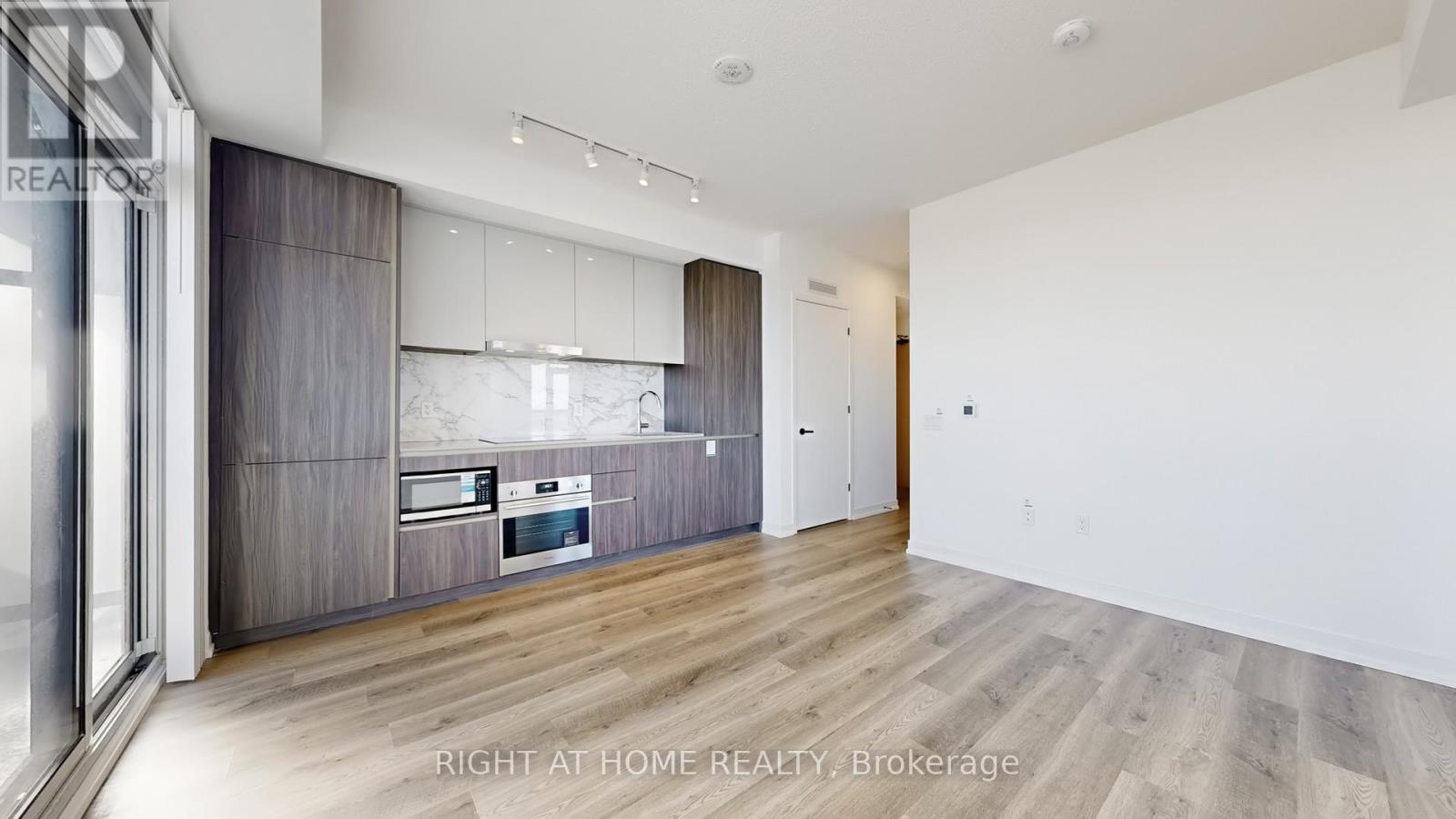 8 Interchange Way, Vaughan, Ontario  L4K 5Z7 - Photo 11 - N12733746