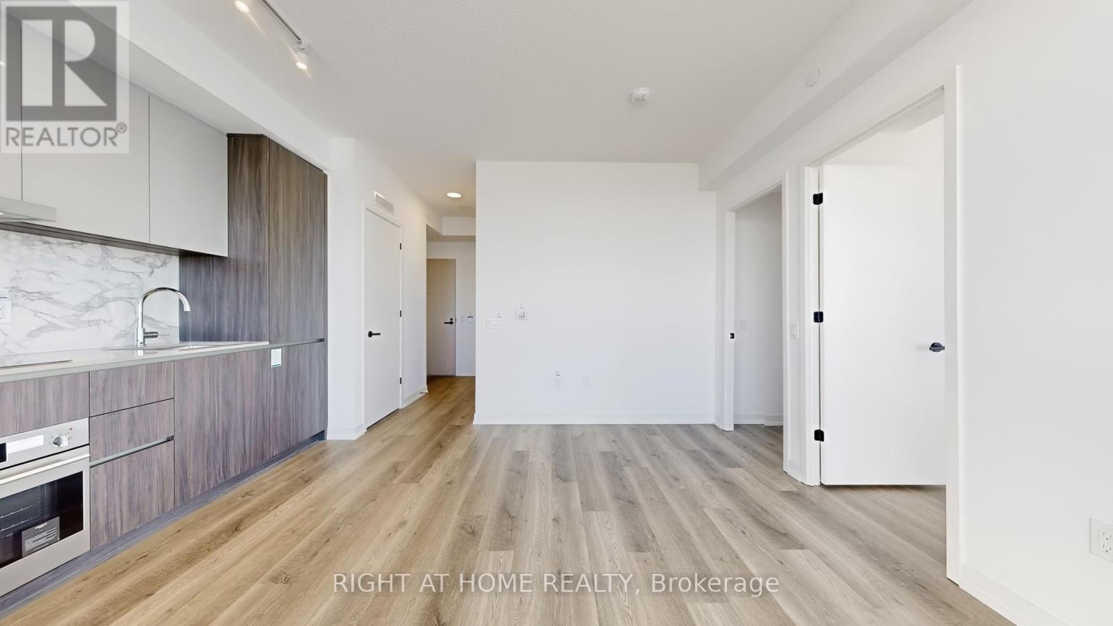 8 Interchange Way, Vaughan, Ontario  L4K 5Z7 - Photo 12 - N12733746