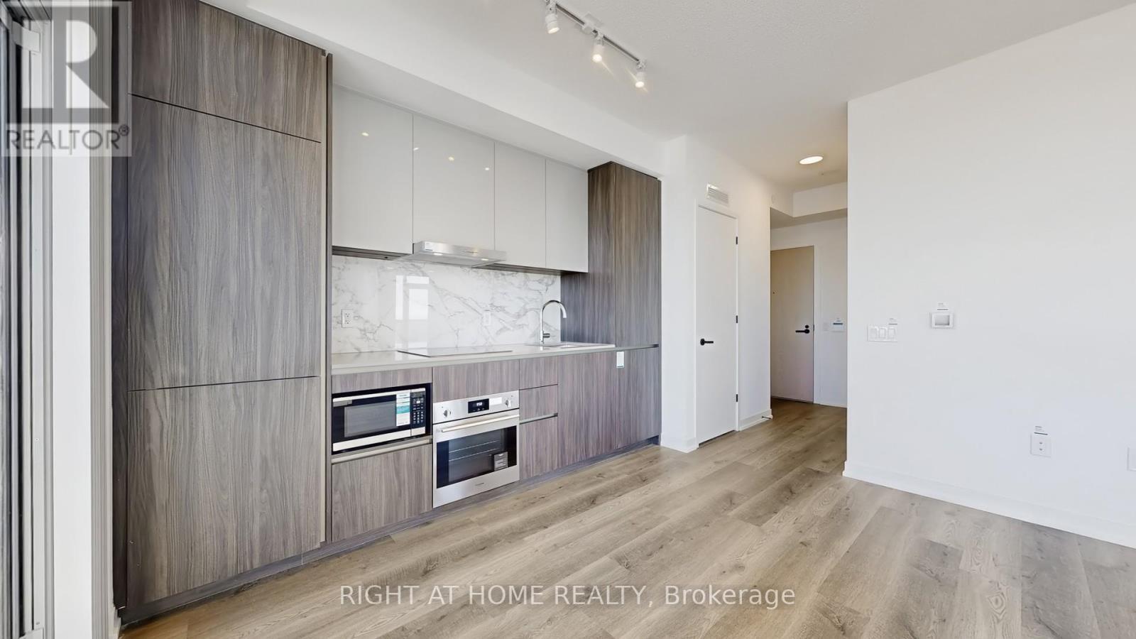 8 Interchange Way, Vaughan, Ontario  L4K 5Z7 - Photo 17 - N12733746