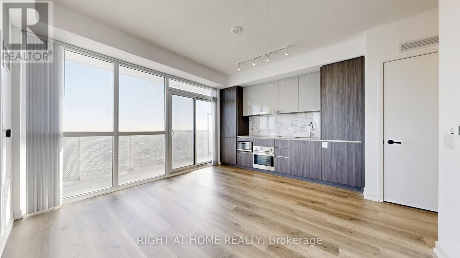 8 Interchange Way, Vaughan, Ontario  L4K 5Z7 - Photo 2 - N12733746