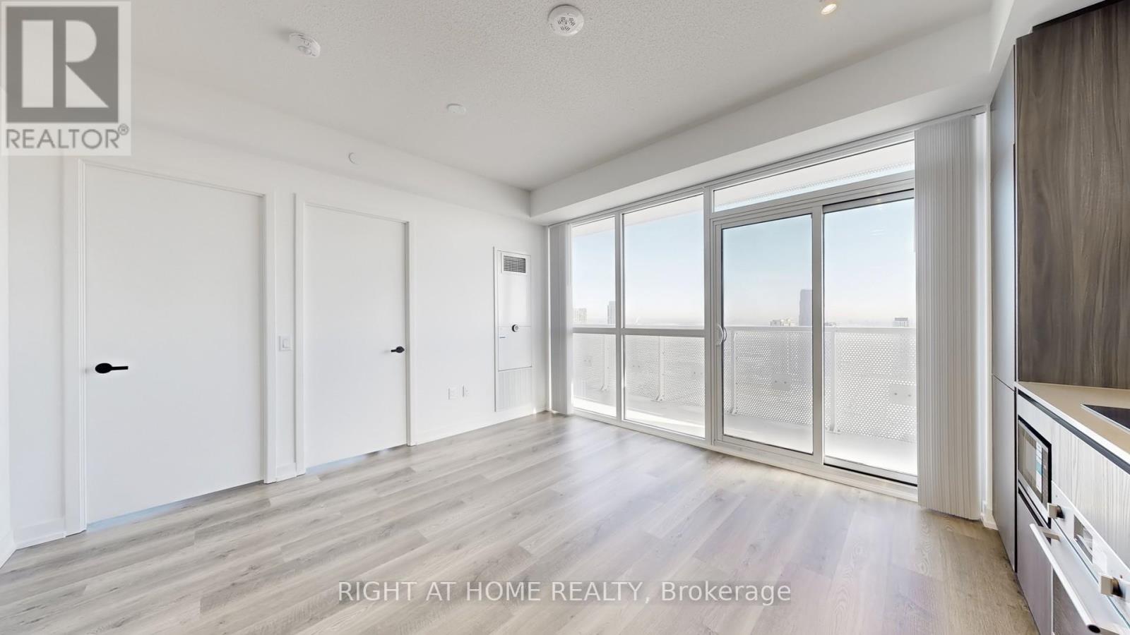 8 Interchange Way, Vaughan, Ontario  L4K 5Z7 - Photo 3 - N12733746