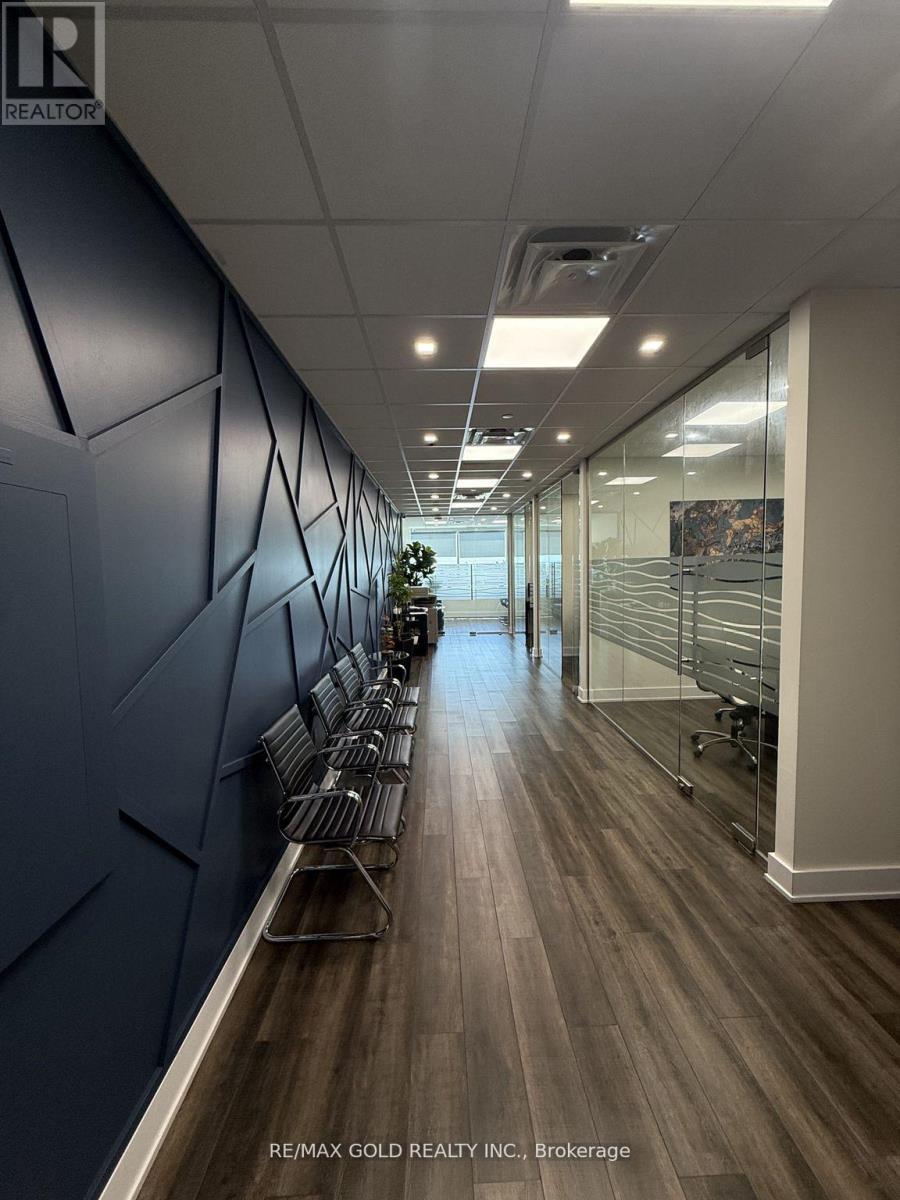 303-218 Export Boulevard, Mississauga, Ontario  L5S 1Y4 - Photo 3 - W12733646