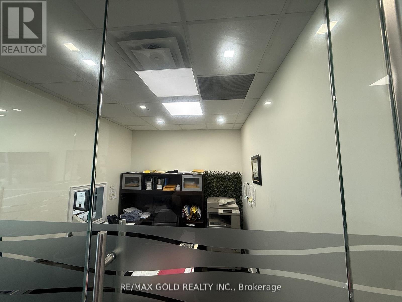 303-218 Export Boulevard, Mississauga, Ontario  L5S 1Y4 - Photo 6 - W12733646