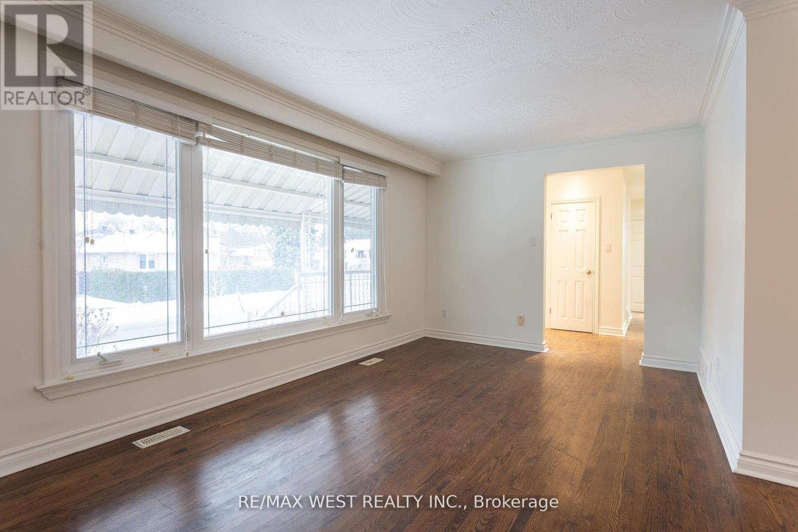 Main - 28 Paragon Road, Toronto, Ontario  M9R 1J5 - Photo 5 - W12733672