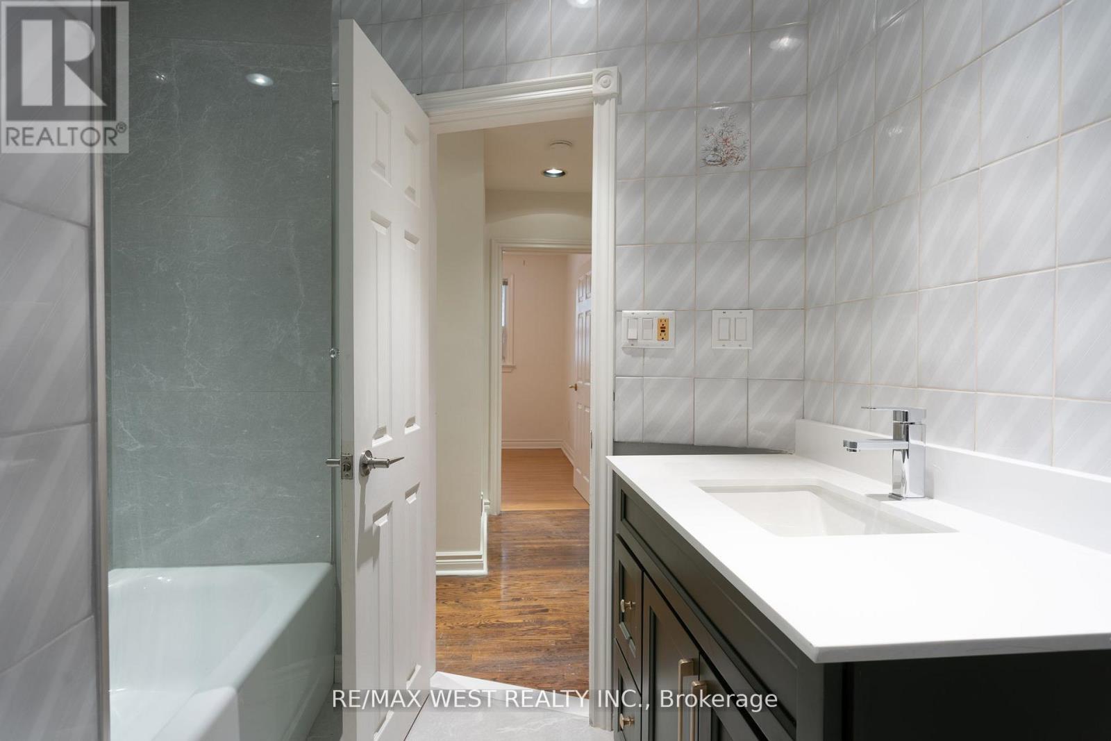 Main - 28 Paragon Road, Toronto, Ontario  M9R 1J5 - Photo 7 - W12733672