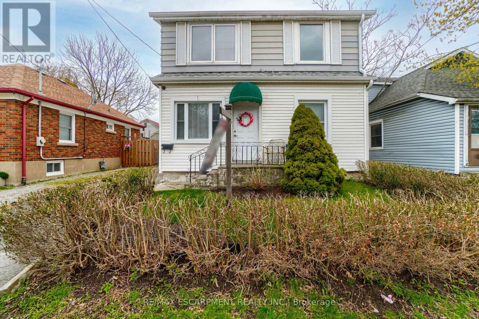 160 Welland Avenue, St. Catharines, Ontario  L2R 2N6 - Photo 1 - X12733734