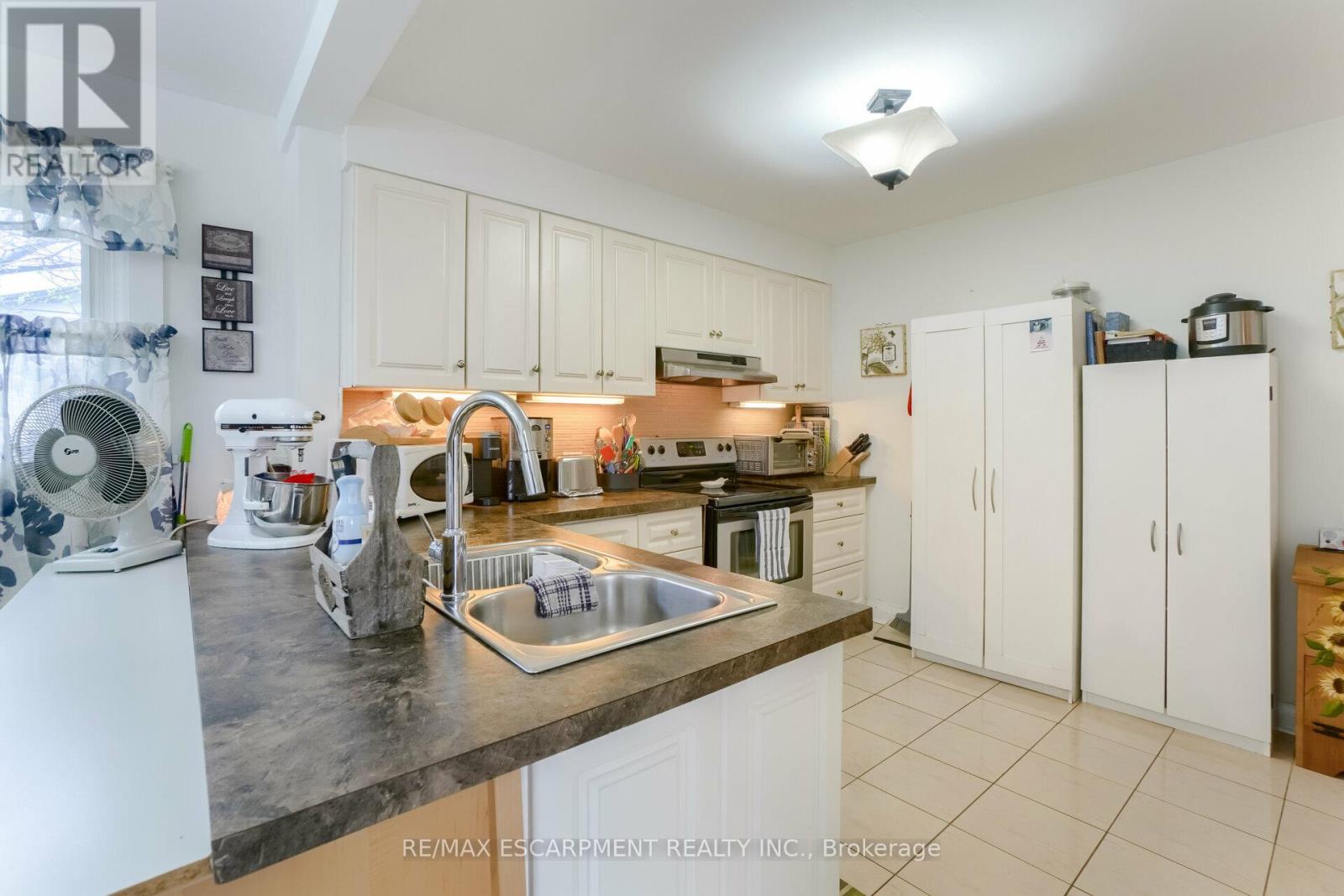 160 Welland Avenue, St. Catharines, Ontario  L2R 2N6 - Photo 8 - X12733734