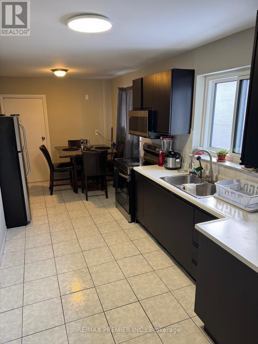 15 Lantos Court W, Toronto, Ontario  M3M 1G3 - Photo 4 - W12715486