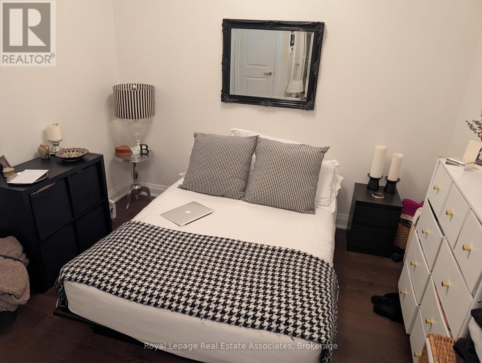 303 - 11 Bronte Road, Oakville, Ontario  L6L 0E1 - Photo 2 - W12733766