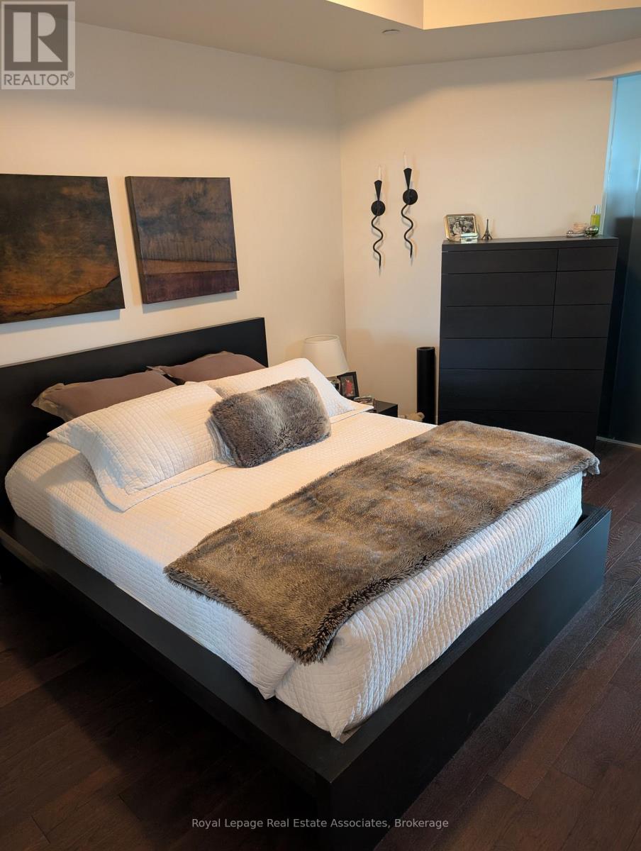 303 - 11 Bronte Road, Oakville, Ontario  L6L 0E1 - Photo 3 - W12733766