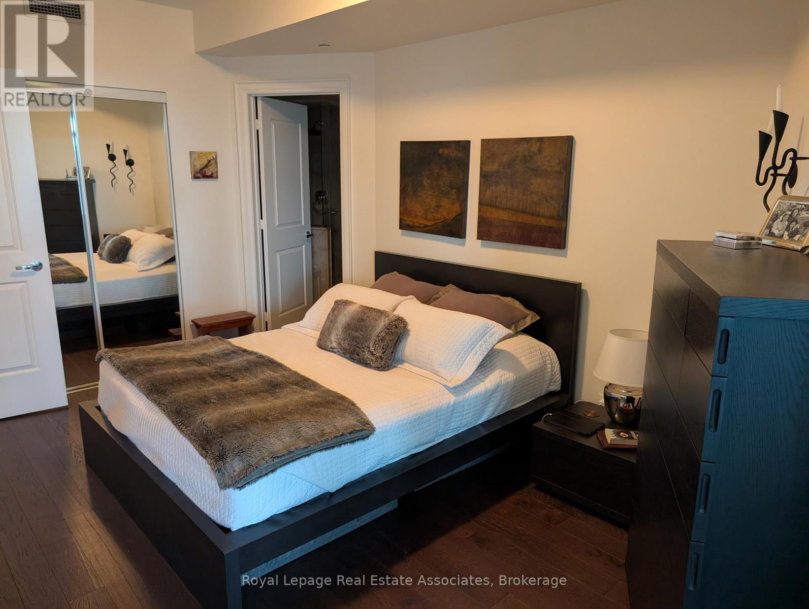 303 - 11 Bronte Road, Oakville, Ontario  L6L 0E1 - Photo 4 - W12733766