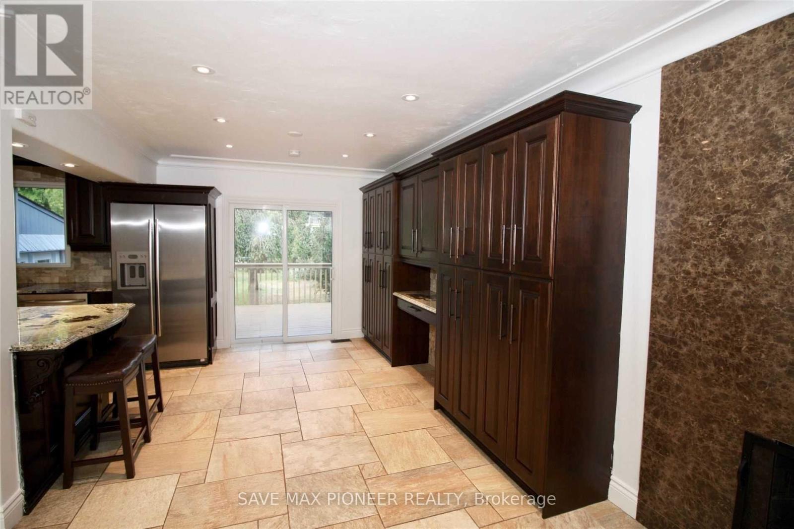 5 Parkview Boulevard, Halton Hills, Ontario  L7G 2Y2 - Photo 4 - W12546864