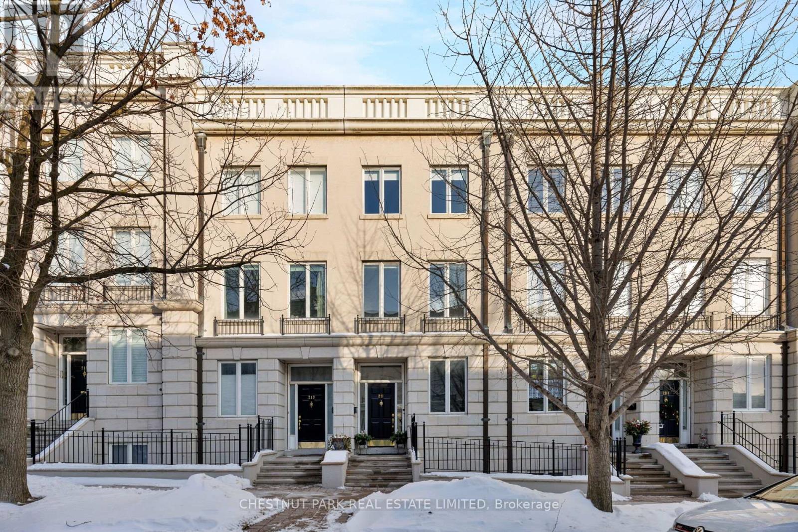 211 WALMER ROAD, Toronto, Ontario