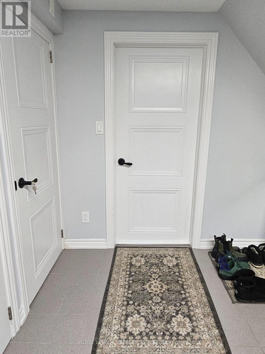 Basement Apartment - 3489 Queenston Drive, Mississauga, Ontario  L5C 2G7 - Photo 11 - W12733894