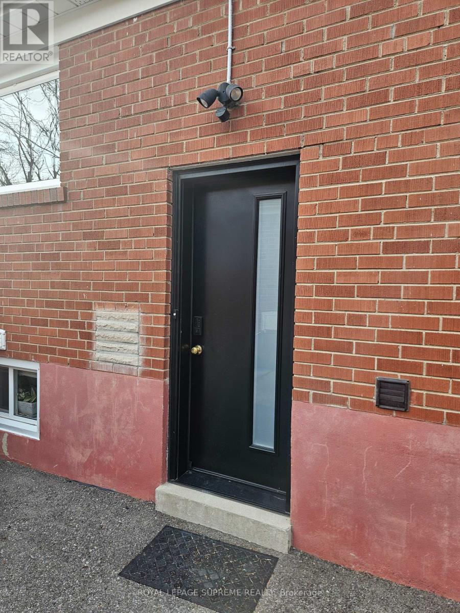 Basement Apartment - 3489 Queenston Drive, Mississauga, Ontario  L5C 2G7 - Photo 12 - W12733894