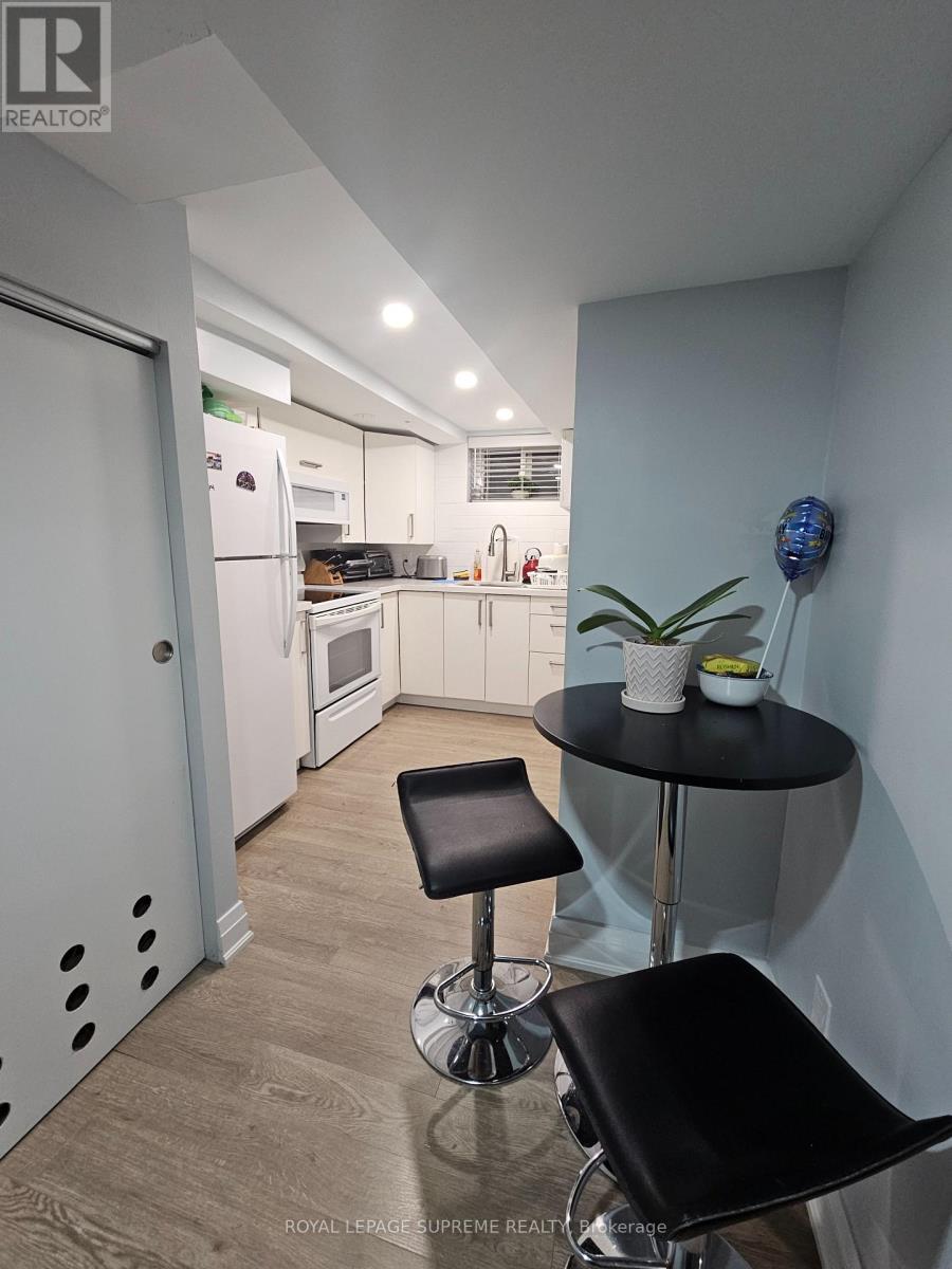 Basement Apartment - 3489 Queenston Drive, Mississauga, Ontario  L5C 2G7 - Photo 2 - W12733894