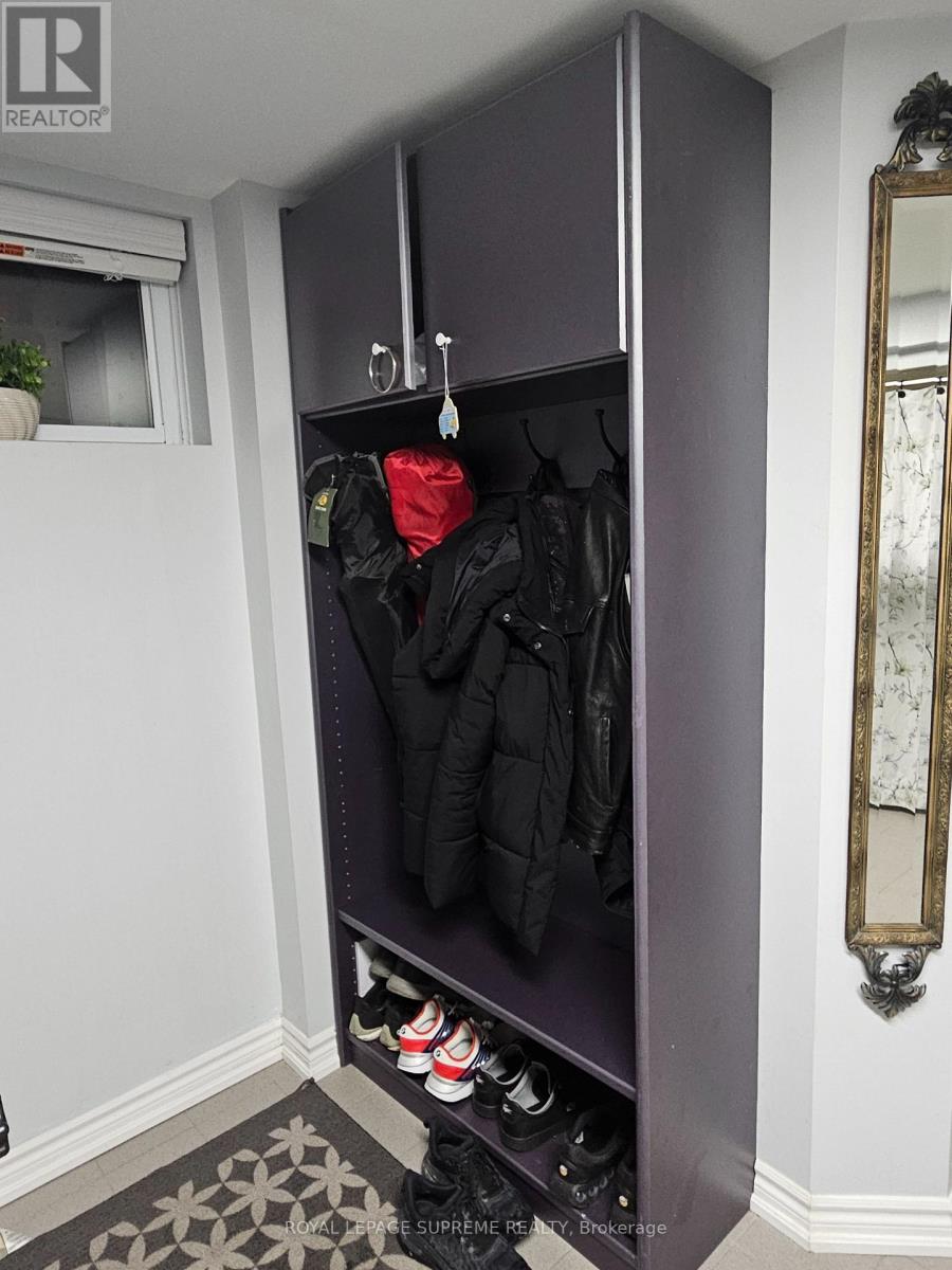 Basement Apartment - 3489 Queenston Drive, Mississauga, Ontario  L5C 2G7 - Photo 9 - W12733894