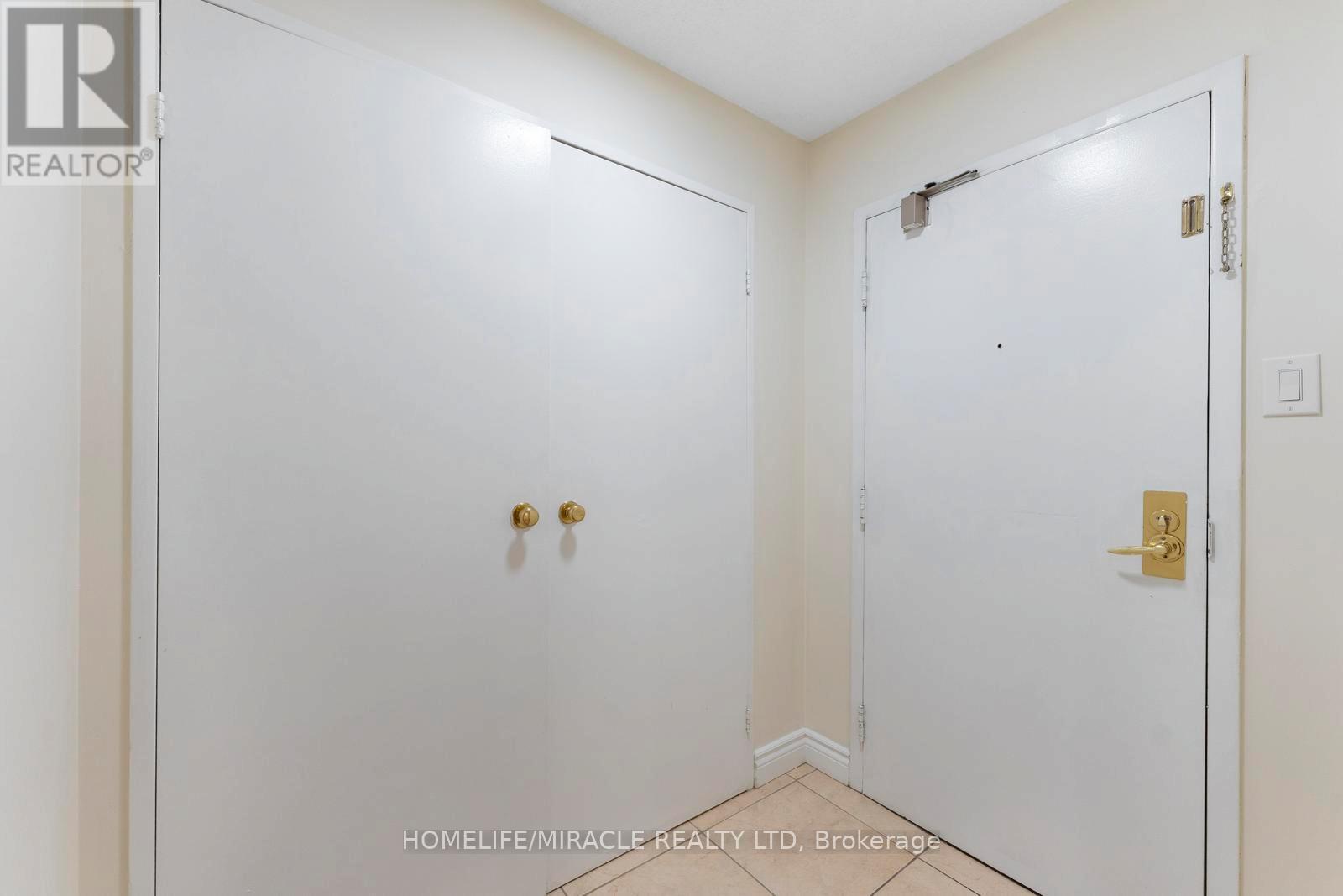 202 - 3700 Kaneff Crescent, Mississauga, Ontario  L5A 4B8 - Photo 2 - W12733990