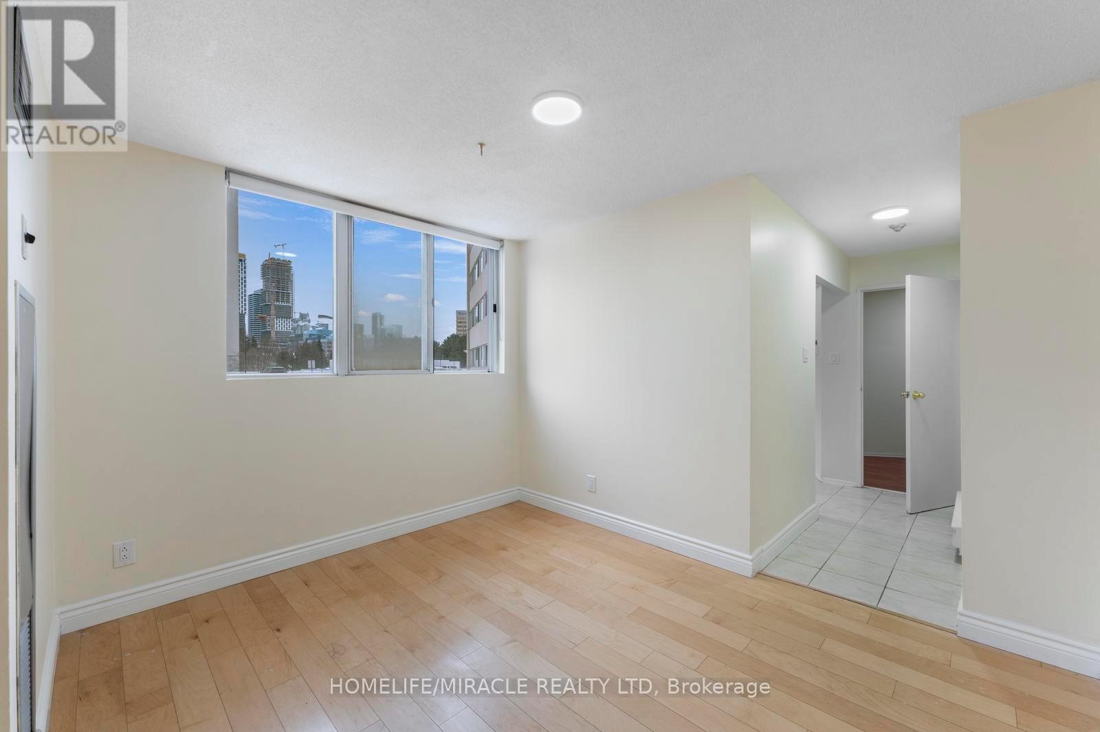 202 - 3700 Kaneff Crescent, Mississauga, Ontario  L5A 4B8 - Photo 4 - W12733990