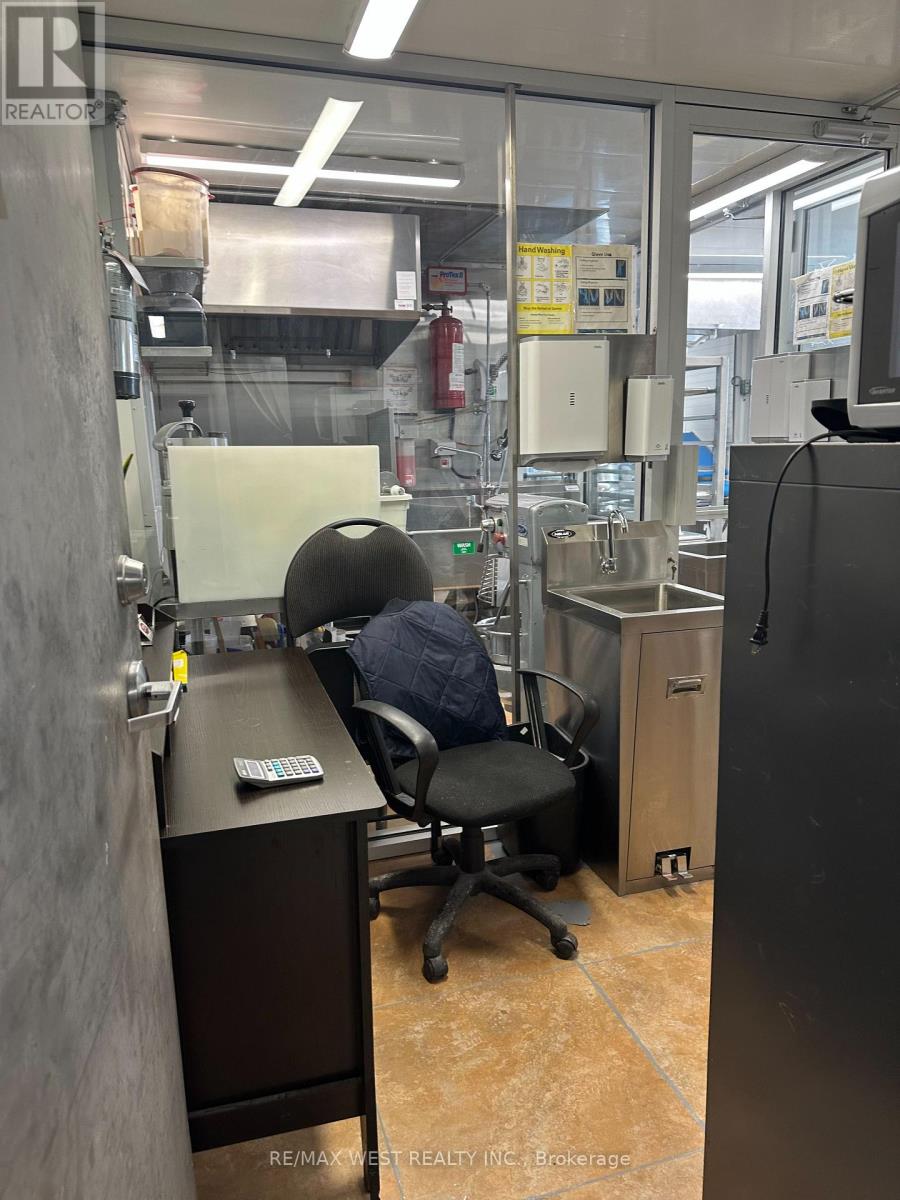 291 Silverthorn Avenue, Toronto, Ontario  M6N 3K2 - Photo 14 - W12733996