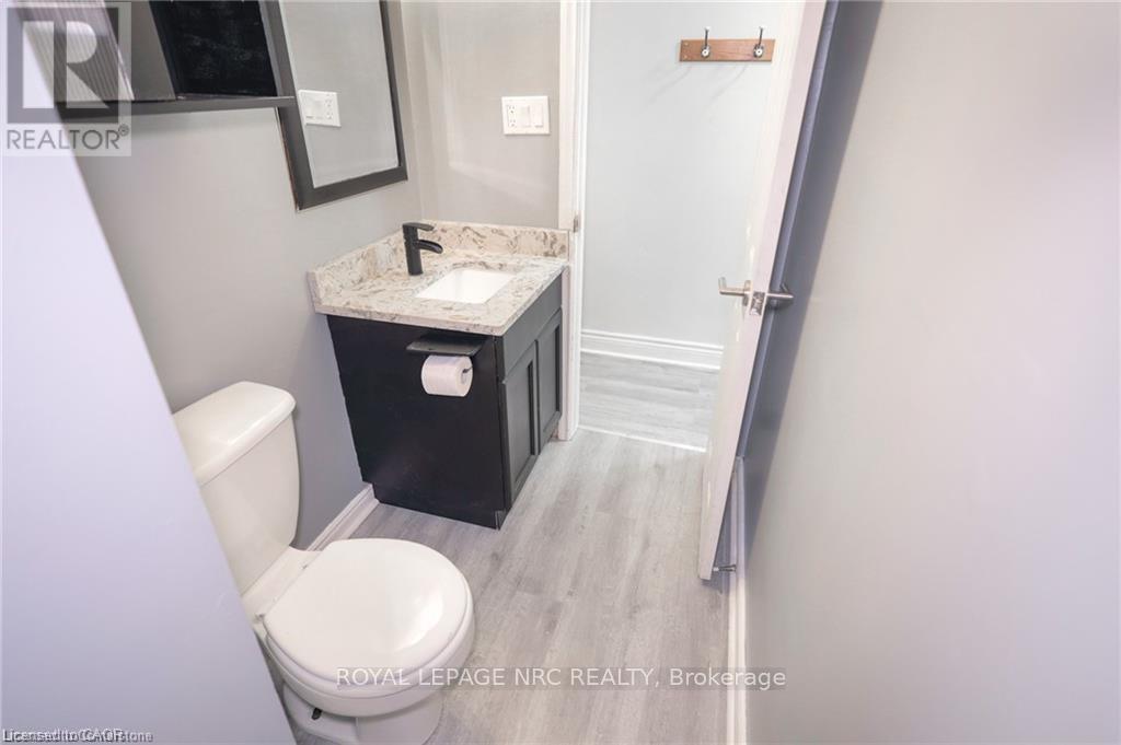 11 Perry Street, St. Catharines, Ontario  L2R 1K7 - Photo 8 - X12733966