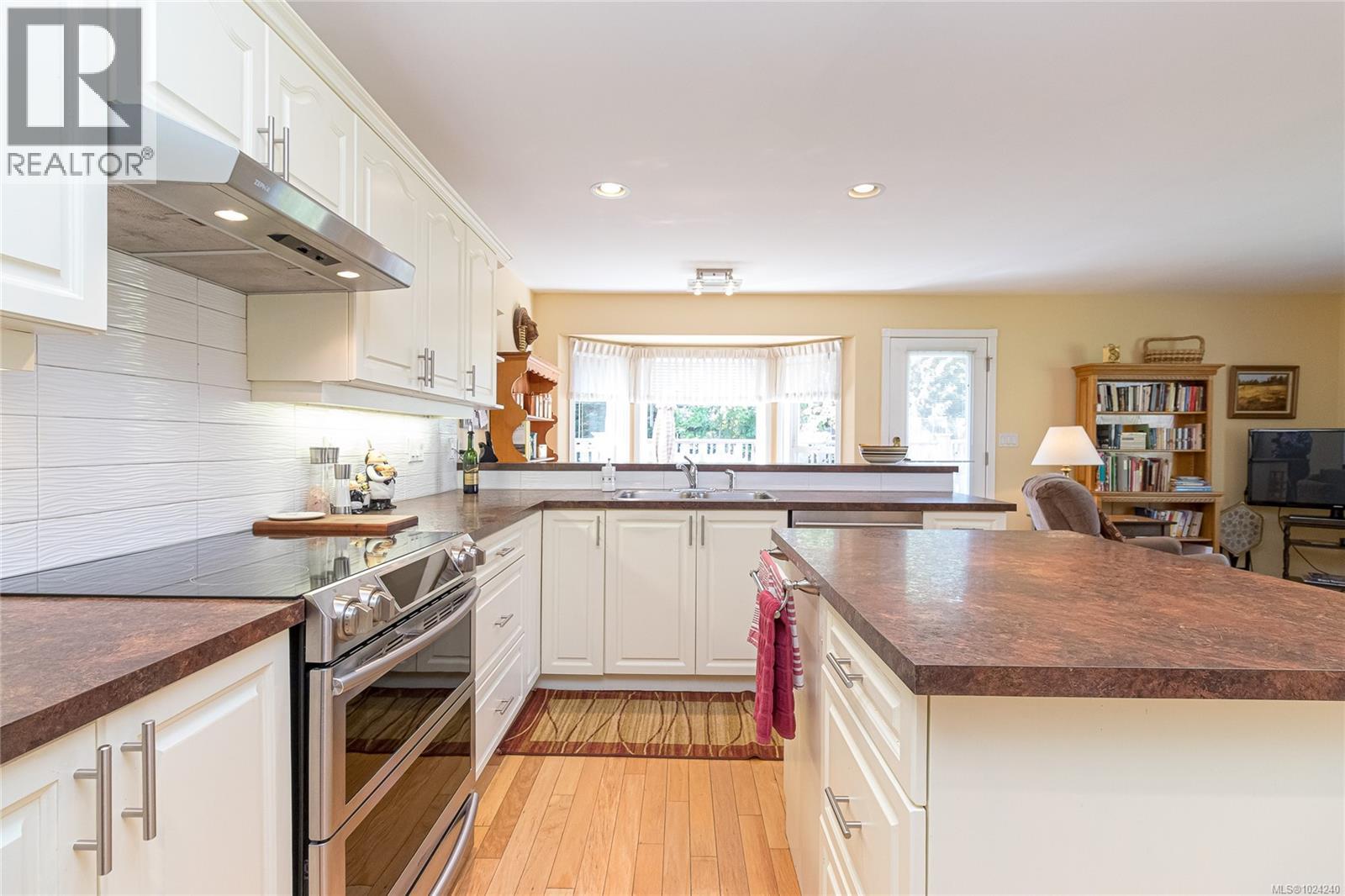 6377 Rodolph Rd, Central Saanich, British Columbia  V8Z 5W2 - Photo 12 - 1024240