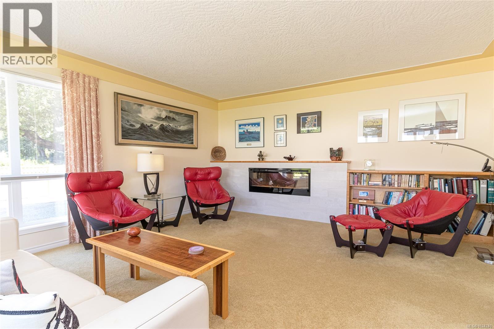 6377 Rodolph Rd, Central Saanich, British Columbia  V8Z 5W2 - Photo 2 - 1024240