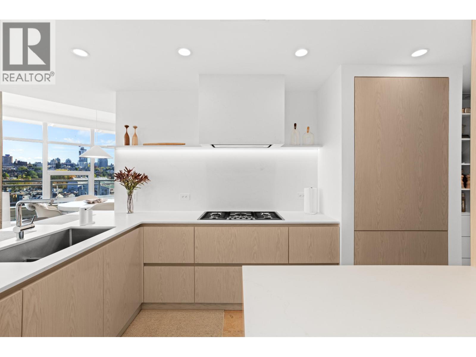 701 628 Kinghorne Mews, Vancouver, British Columbia V6Z 3H6 - Photo 3 - R3083844