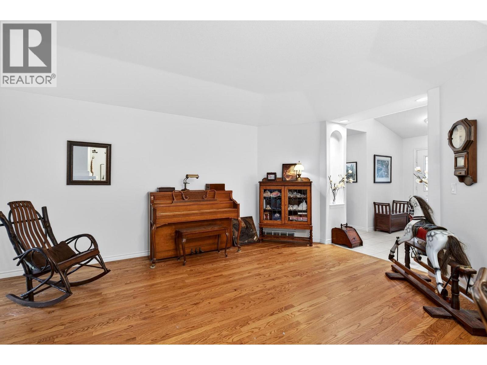 3889 Gallaghers Grange Kelowna Photo 5 3889 Gallaghers Grange Kelowna Photo 5