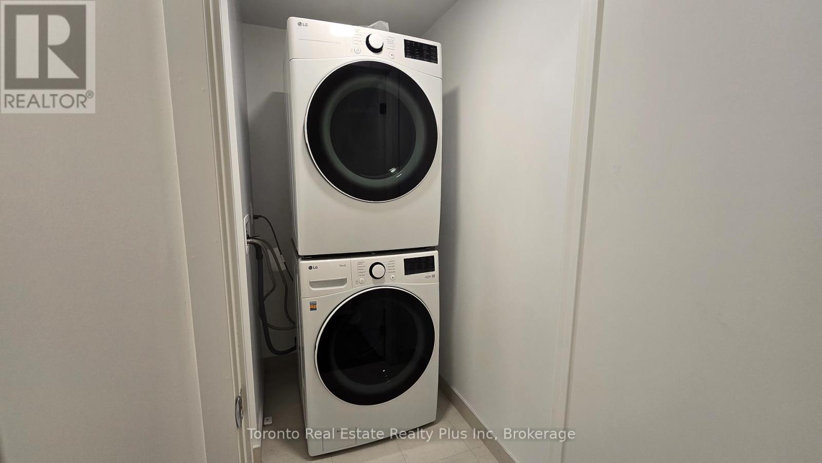 1806 - 395 Square One Drive, Mississauga, Ontario  L5B 0P6 - Photo 15 - W12734018