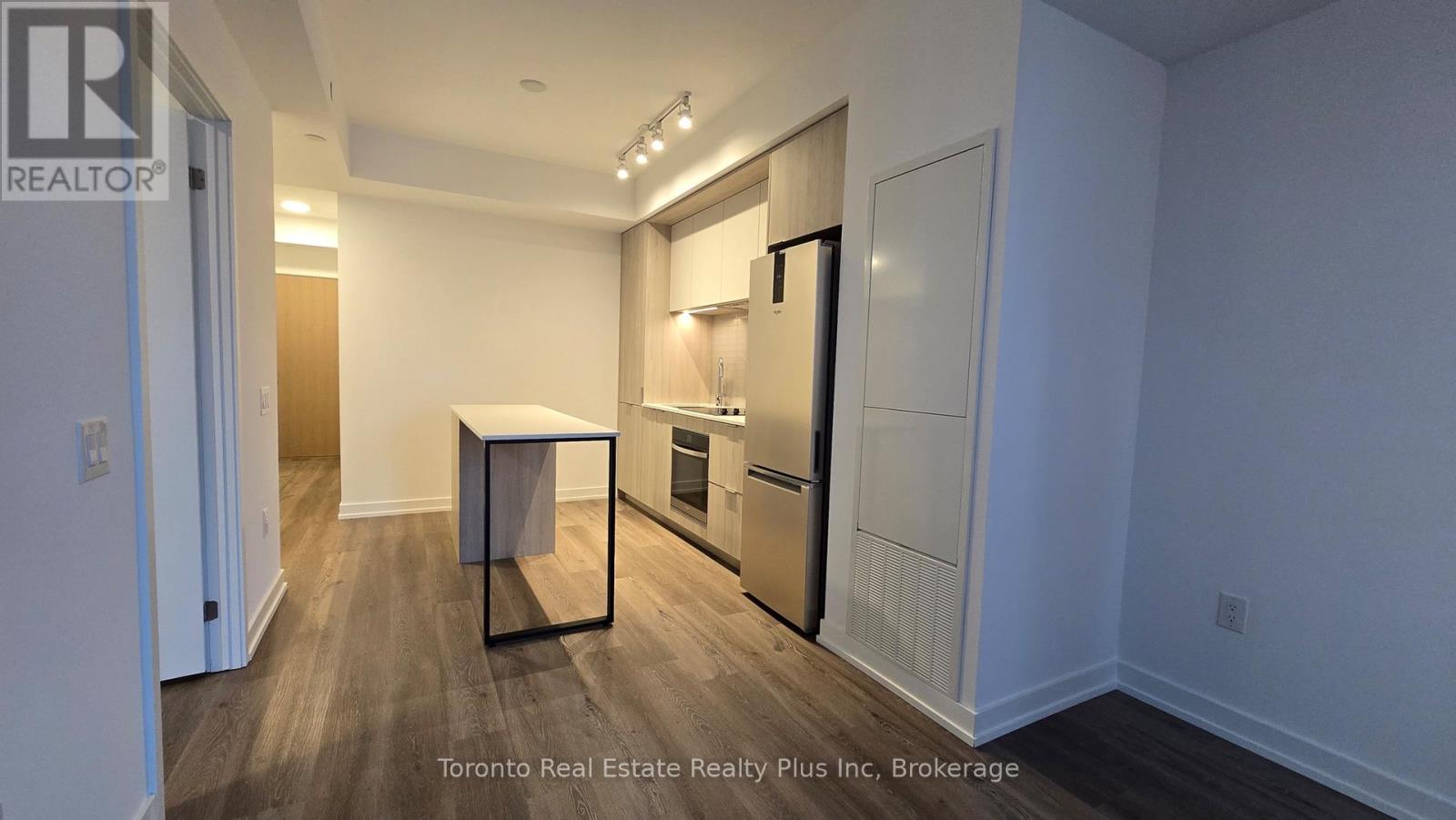 1806 - 395 Square One Drive, Mississauga, Ontario  L5B 0P6 - Photo 2 - W12734018