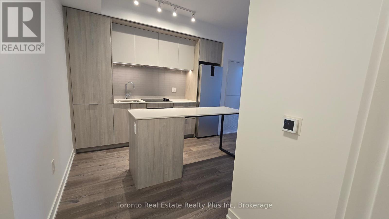 1806 - 395 Square One Drive, Mississauga, Ontario  L5B 0P6 - Photo 9 - W12734018