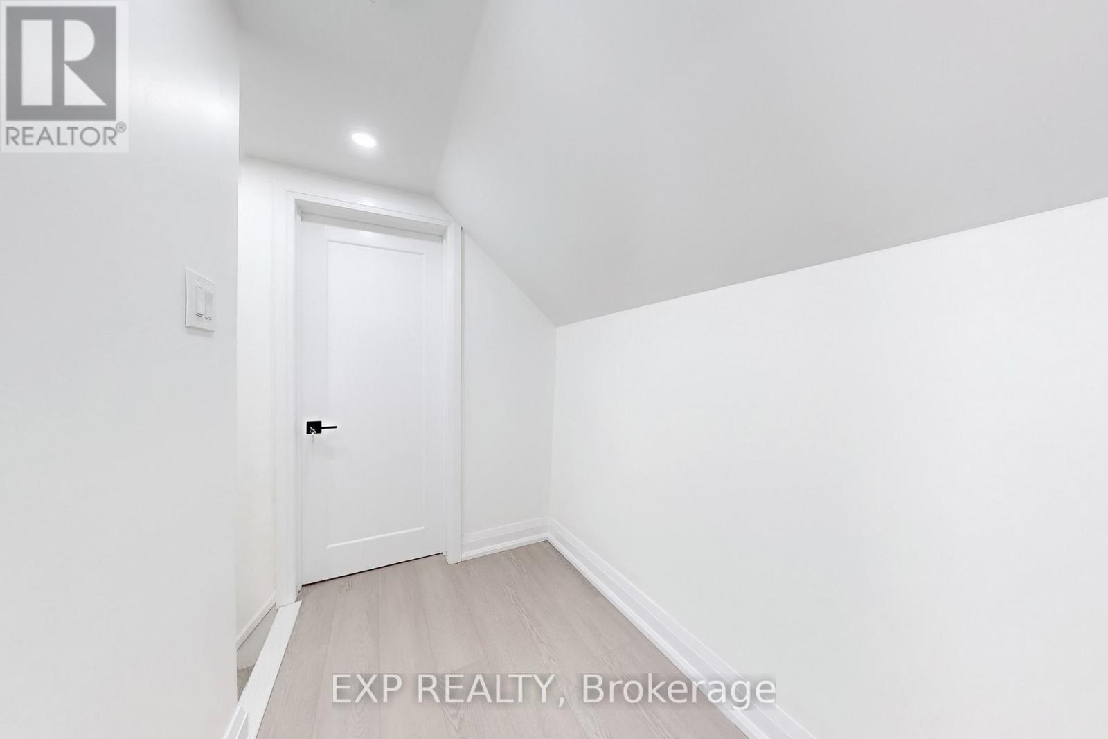 685 Jane Street, Toronto, Ontario  M6N 4A6 - Photo 17 - W12734078