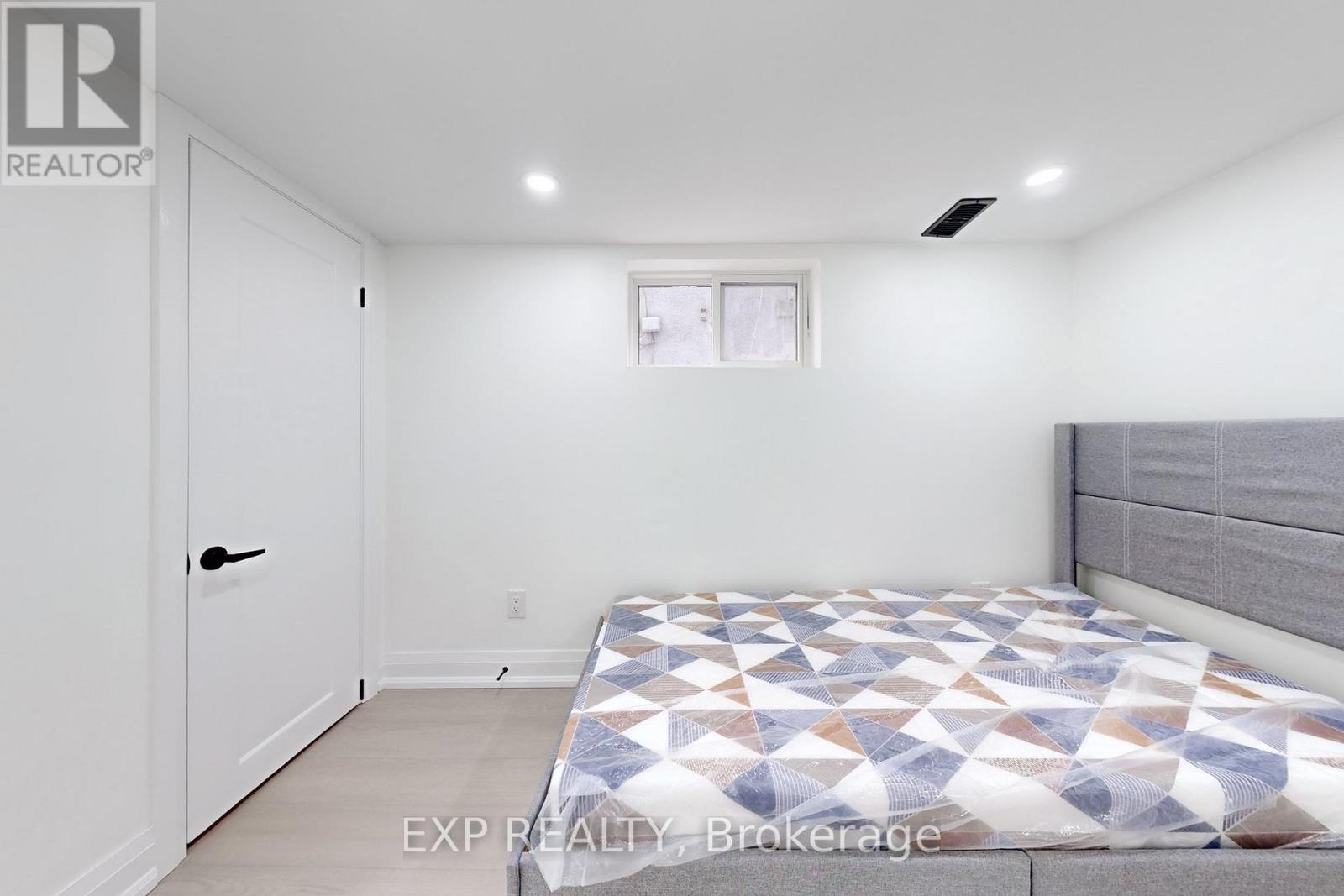 685 Jane Street, Toronto, Ontario  M6N 4A6 - Photo 38 - W12734078