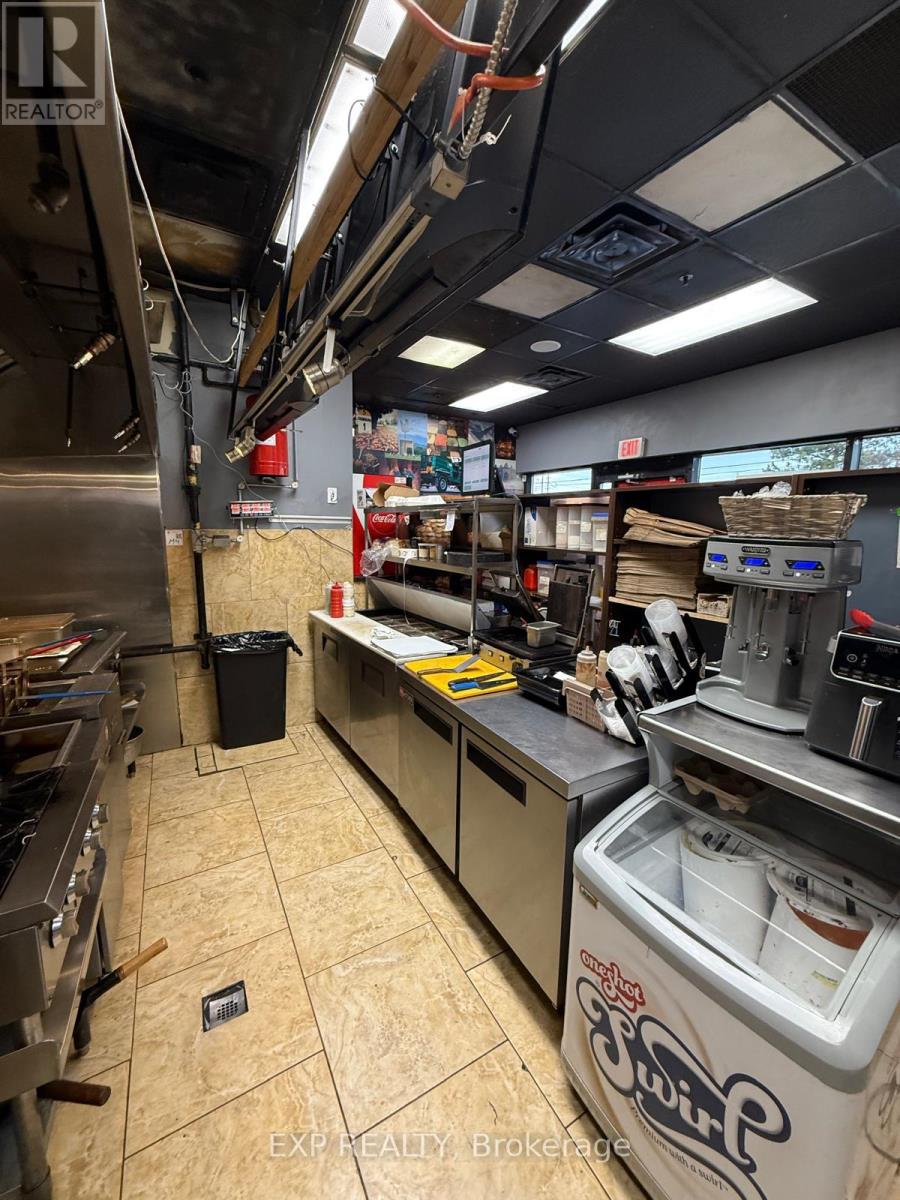 545 Steeles Avenue W, Brampton, Ontario  L6Y 4E7 - Photo 3 - W12440612