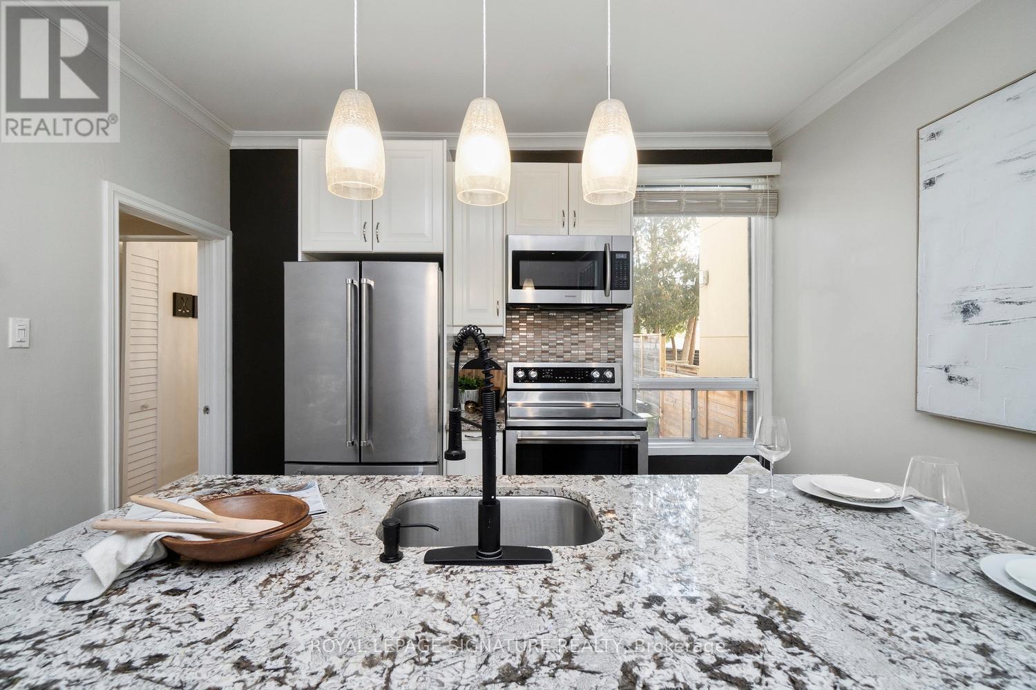 215 Yarmouth Road, Toronto, Ontario  M6G 1X5 - Photo 15 - W12734134