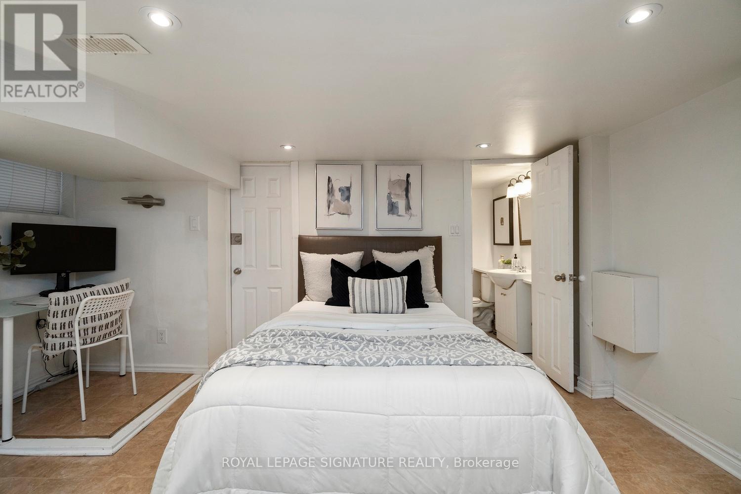 215 Yarmouth Road, Toronto, Ontario  M6G 1X5 - Photo 35 - W12734134