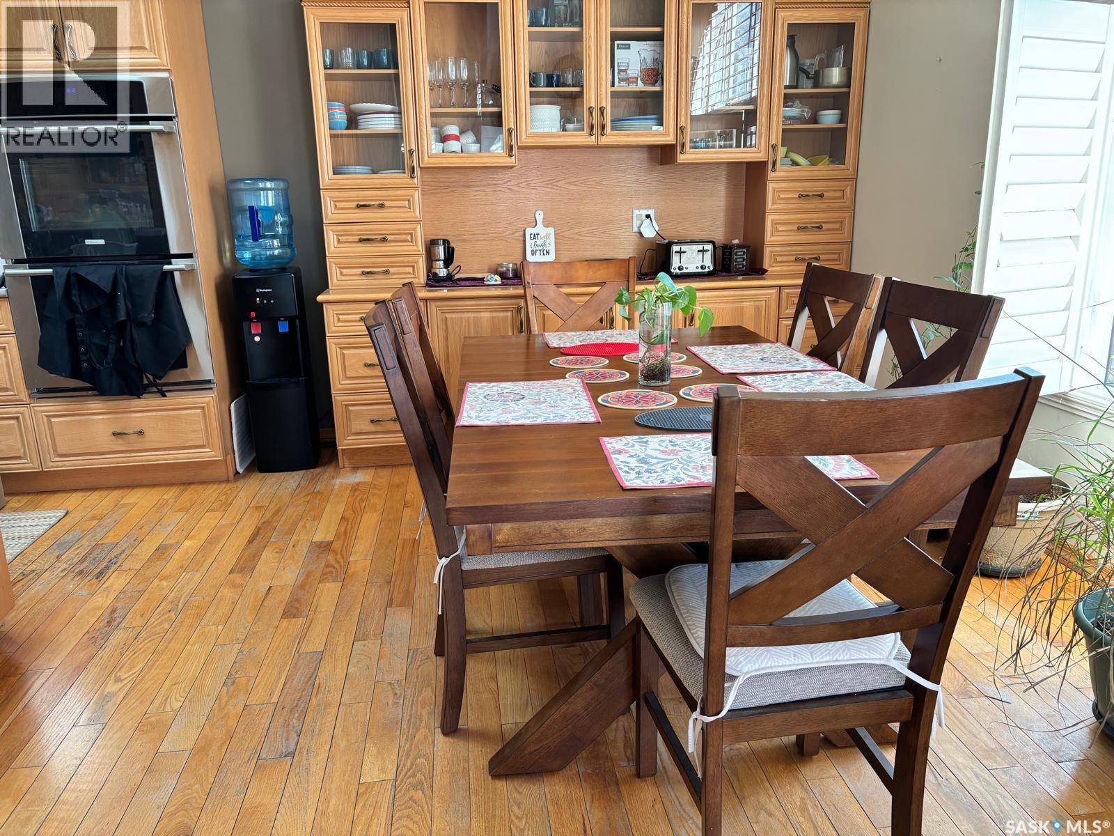 833 Peters Avenue, Oxbow, Saskatchewan  S0C 2B0 - Photo 3 - SK027516