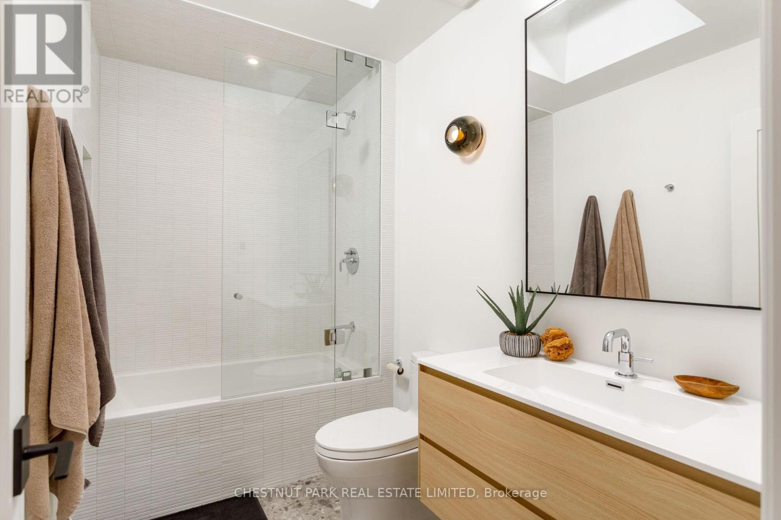 232 Ashworth Avenue, Toronto, Ontario  M6G 2A7 - Photo 34 - C12733360