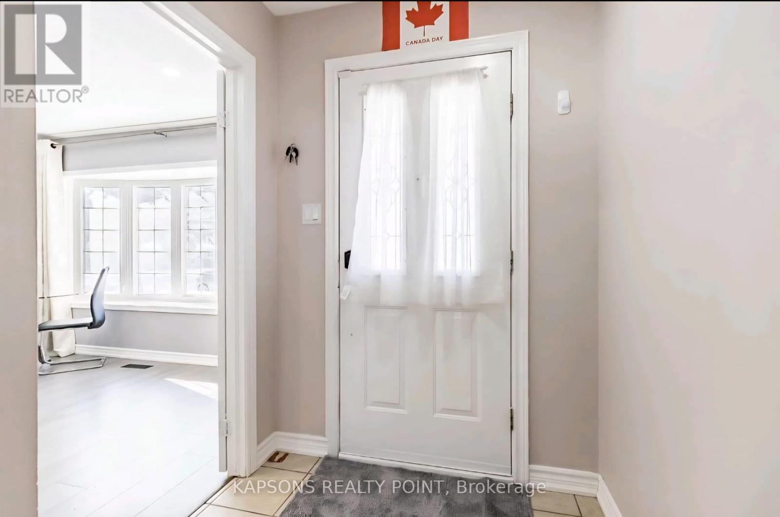 Upper - 34 Finsbury Drive, Brampton, Ontario  L6T 3P9 - Photo 4 - W12734184