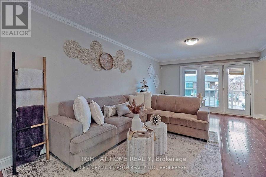 1658 Corkstone Glade, Mississauga, Ontario  L4W 2G1 - Photo 4 - W12734212