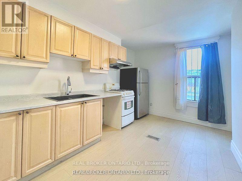 Upper - 26 Carr Street, Toronto, Ontario  M5T 1B5 - Photo 4 - C12734236