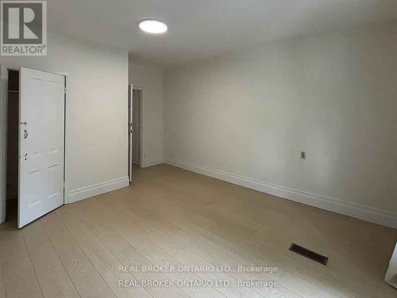 Upper - 26 Carr Street, Toronto, Ontario  M5T 1B5 - Photo 7 - C12734236