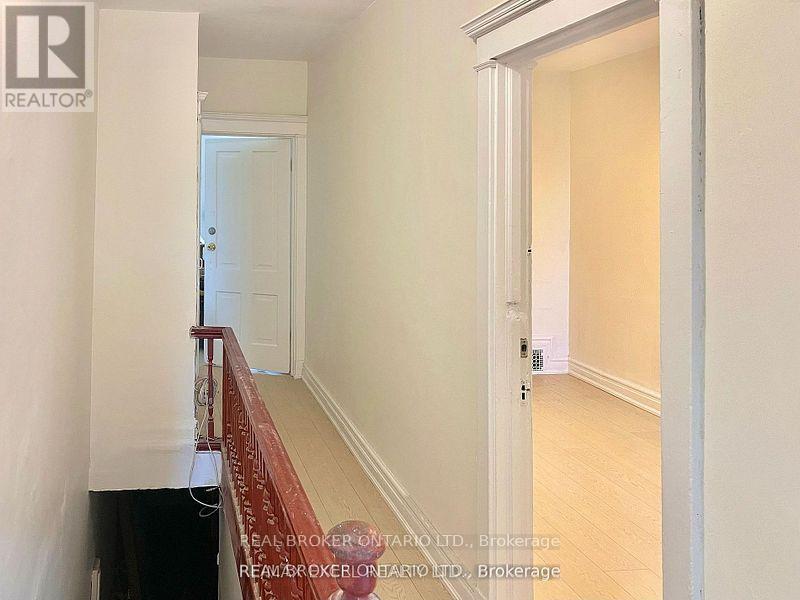 Upper - 26 Carr Street, Toronto, Ontario  M5T 1B5 - Photo 8 - C12734236