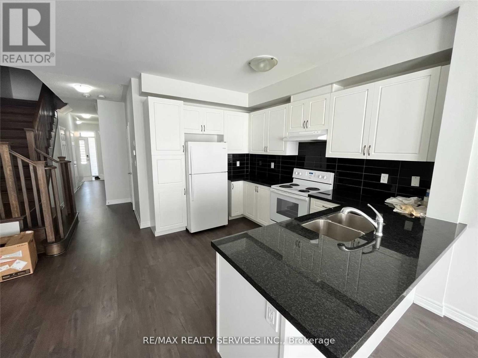 344 Bonnieglen Farm Boulevard, Caledon, Ontario  L7C 4E7 - Photo 5 - W12734224