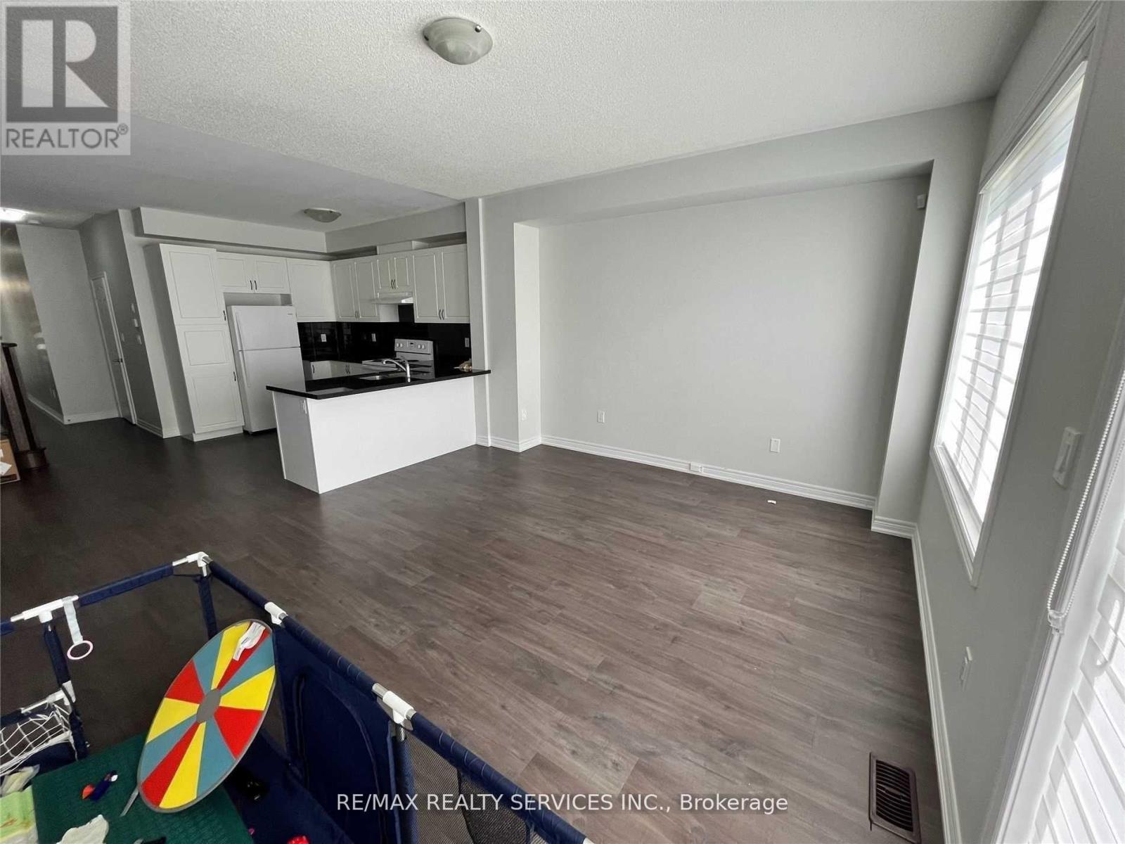 344 Bonnieglen Farm Boulevard, Caledon, Ontario  L7C 4E7 - Photo 6 - W12734224