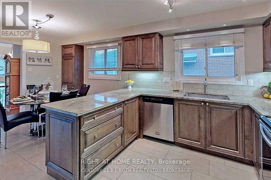 1658 Corkstone Glade, Mississauga, Ontario  L4W 2G1 - Photo 10 - W12734246