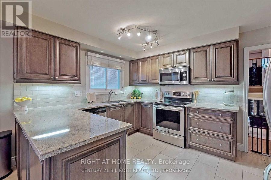 1658 Corkstone Glade, Mississauga, Ontario  L4W 2G1 - Photo 7 - W12734246